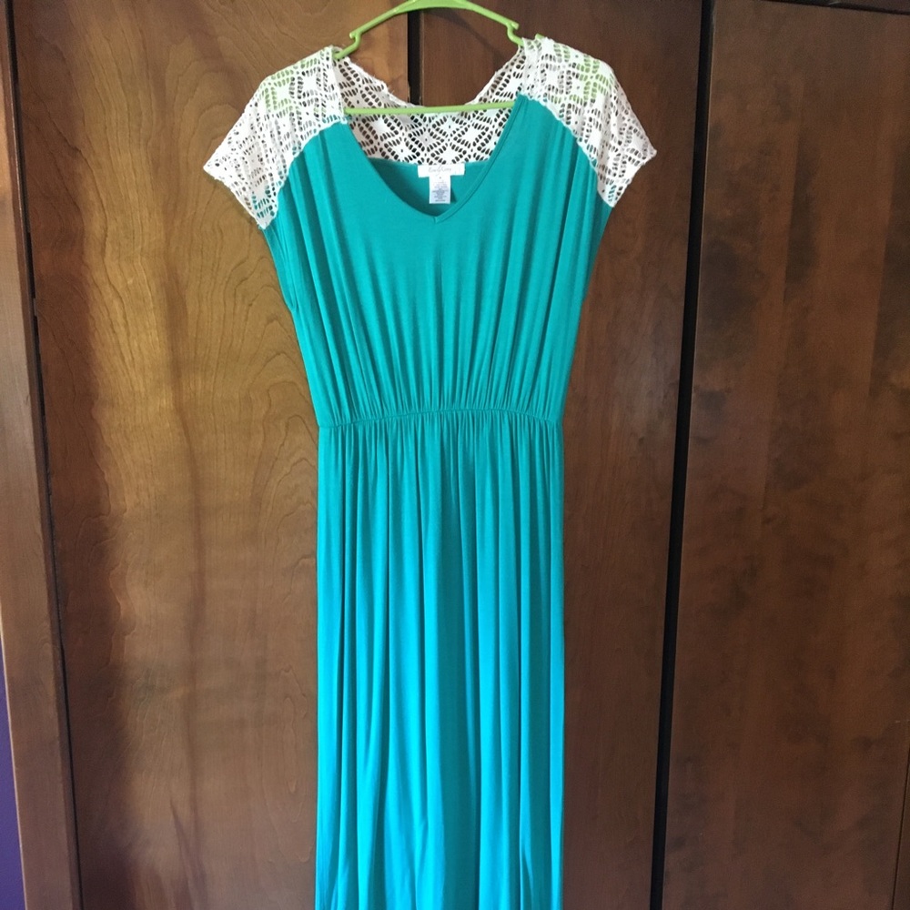 Size medium maternity dress.